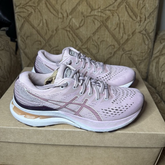 Asics Gel-Kayano 28 Women's Size 7 Running Shoes Barely Rose - Picture 4 of 8